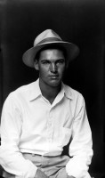 http://www.bernalespacio.com/files/gimgs/th-47_Mike Disfarmer Young Man in Hat and White Shirt, 1939-46.jpg